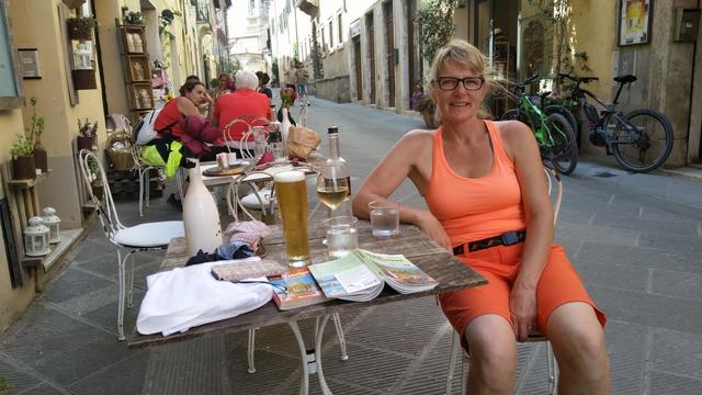 mitten in der Altstadt geniessen wir das spezielle Ambiente-Umgebung, und natürlich ein kühles Bier