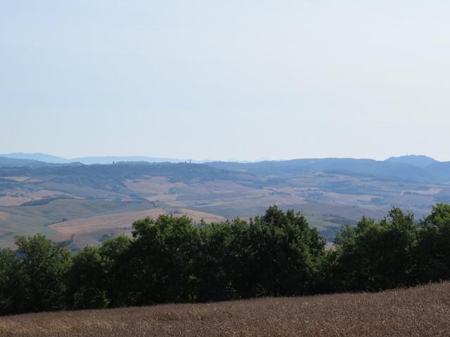 der Blick schweift weit in die Umgebung. Wir erkennen am Horizont Montepulciano, das wir auch besucht haben