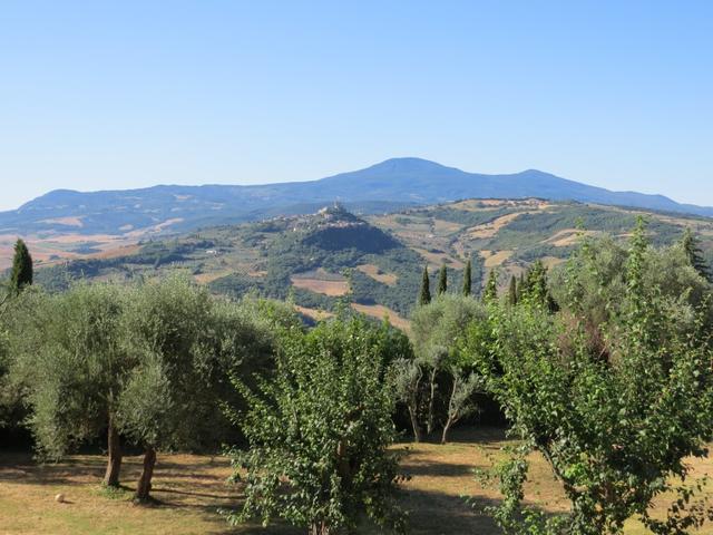 am Horizont ist der Monte Amiata ersichtlich. Castiglione d'Orcia auf dem Hügel ist auch gut ersichtlich