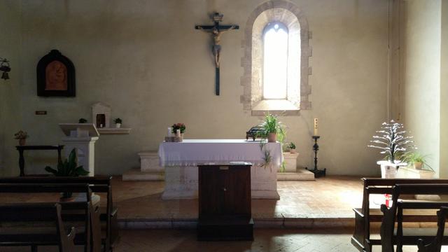 ...und besuchen die kleine Kirche San Bagio. Musik läuft im Hintergrund. Eine Oase der Einkehr