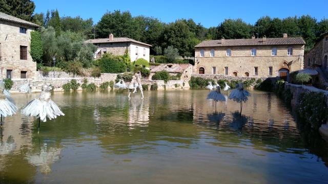 wunderschön spiegeln sich die Häuser im warmen Wasser