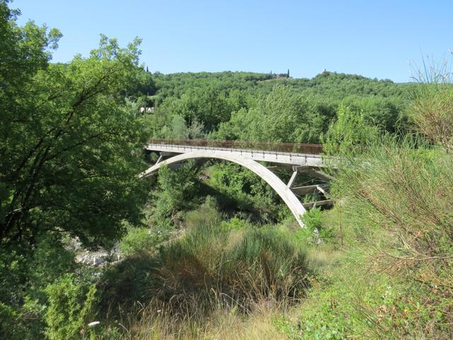 wir verlassen Bagno Vignoni und laufen zur grossen Fussgängerbrücke