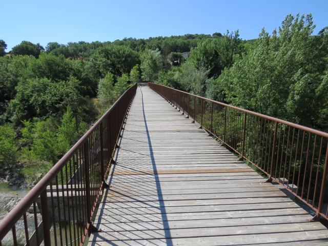 über diese grosse Fussgängerbrücke...