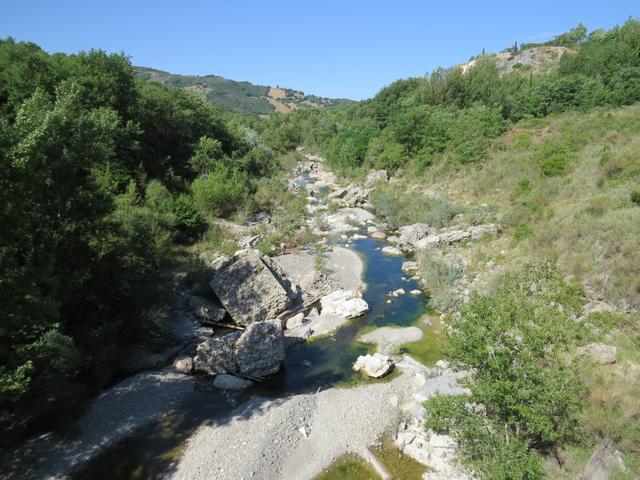 ...überqueren wir den Fluss Orcia