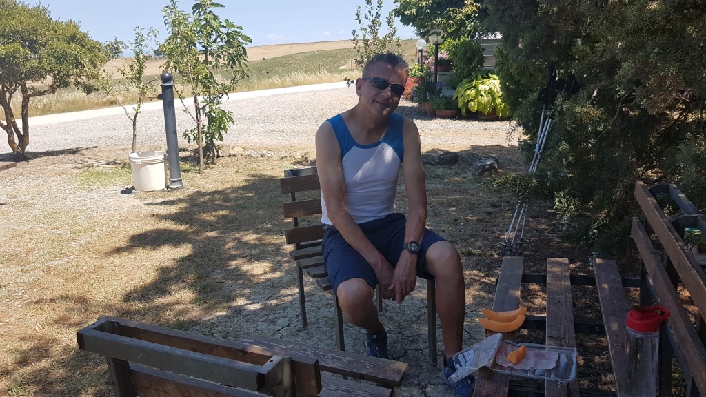 wir geniessen die Rast im Schatten. Die Temperatur liegt weit über 30 Grad