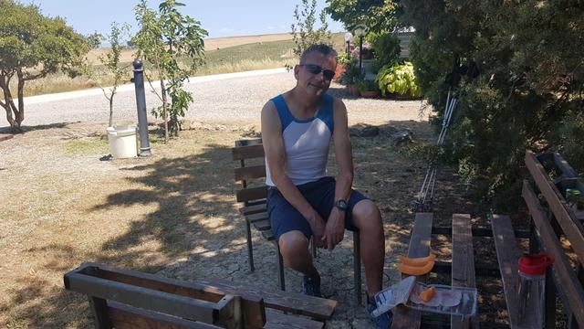 wir geniessen die Rast im Schatten. Die Temperatur liegt weit über 30 Grad