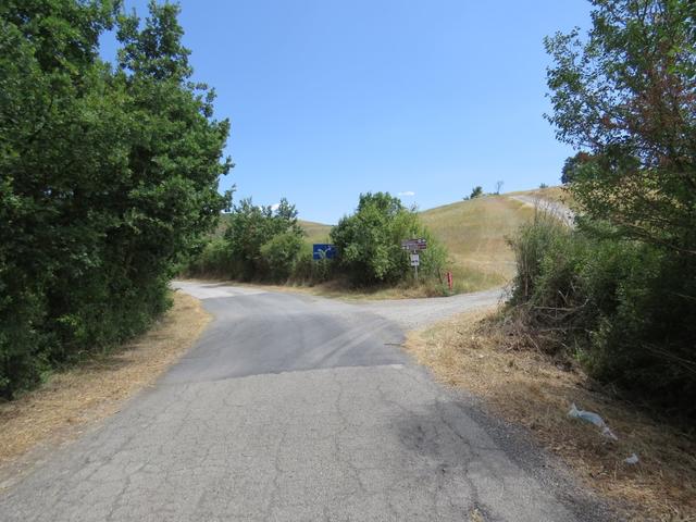 rechts führt die Variante der Via Francigena zur Abbadia San Salvatore. Die Abtei haben wir auch besucht