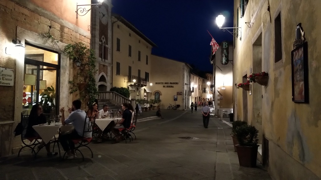 es ist schon dunkel als wir durch die Altstadt von San Quirico d'Orcia...