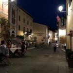 es ist schon dunkel als wir durch die Altstadt von San Quirico d'Orcia...