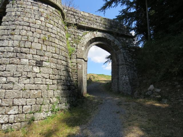 ...biegen wir links ab, und laufen steil hinauf zur ehemaligen Burgmauer mit Burgtor