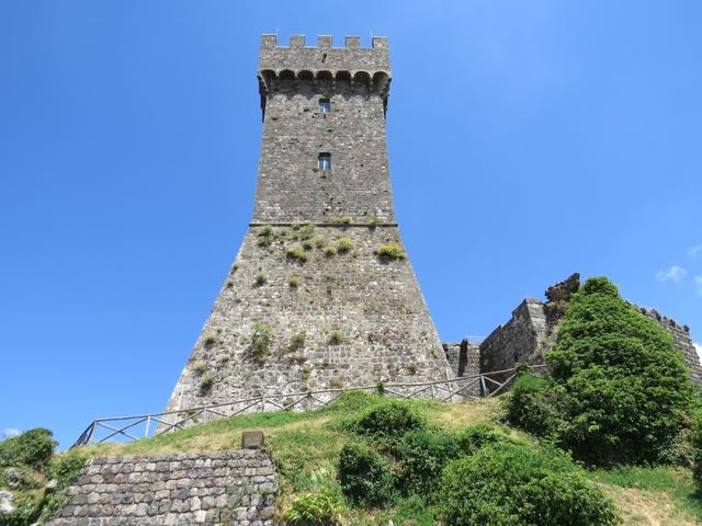 unzählige male wurde die Burg belagert und zerstört. Das letzte mal 1555 durch das Heer des Cosimo I. de’ Medici