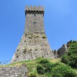 unzählige male wurde die Burg belagert und zerstört. Das letzte mal 1555 durch das Heer des Cosimo I. de’ Medici