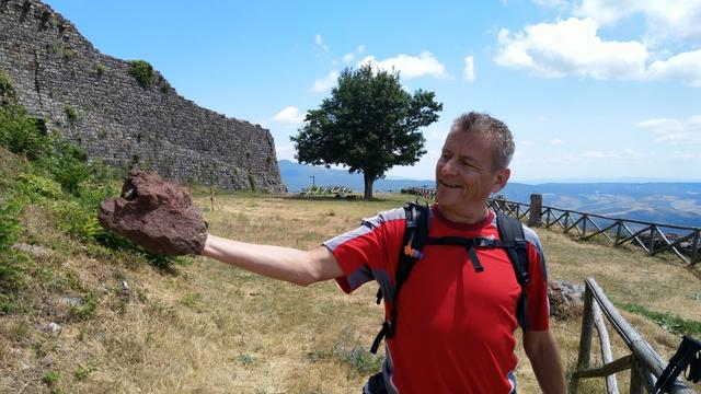 auch grosse Gesteinsbrocken, haben fast kein Gewicht