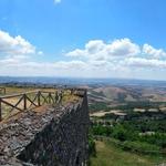 sehr schönes Breitbildfoto der Burganlage, mit Blick Richtung Bolsena