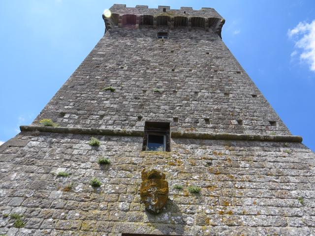 ...und stehen danach vor dem Turm, der schon von weitem sichtbar ist