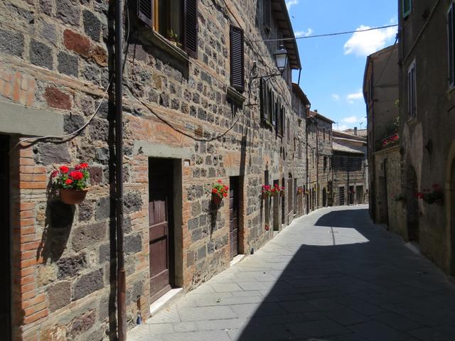 wir haben die Burg verlassen und laufen durch die schöne Altstadt von Radicofani