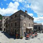 sehr schönes Breitbilfoto vom Dorfplatz mit Restaurant "Al Tocco"