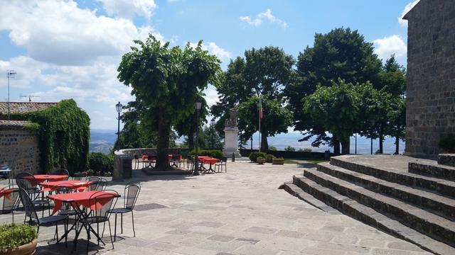 während dem Essen geniessen wir die Aussicht auf den schönen Dorfplatz