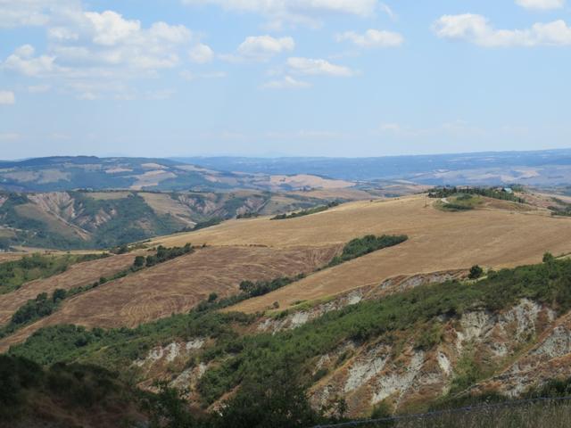 während dem wandern geniessen wir die kilometerweiten Ausblicke