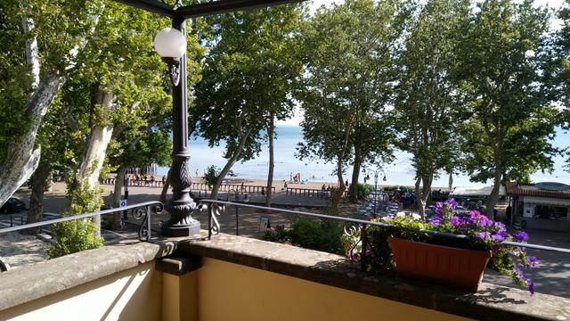 von der Terrasse geniessen wir den Blick auf den Lago di Bolsena