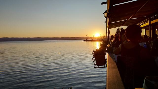 lange bleiben wir sitzen und geniessen den Sonnenuntergang