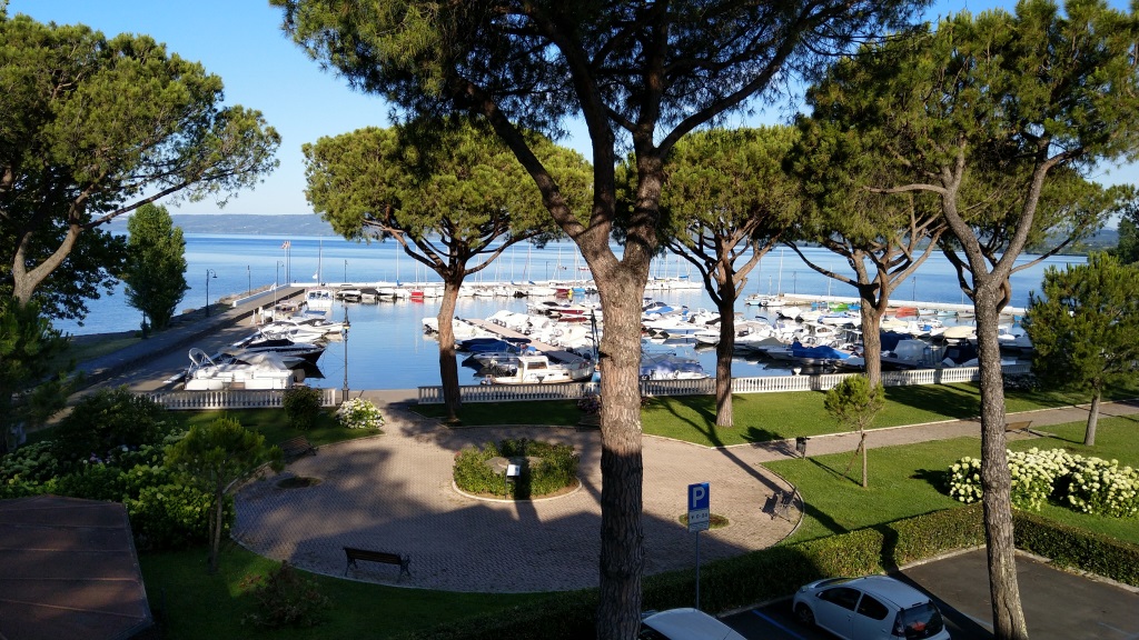der Blick aus dem Hotelfenster auf den Lago di Bolsena. Auch heute wieder ein traumhafter Tag