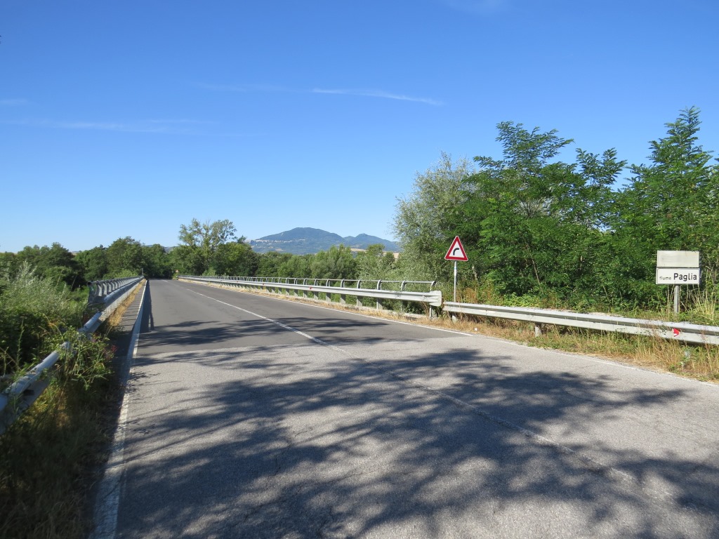 die alte kürzere Route der Via Francigena führt alles der stark befahrenen Via Cassia entlang nach Acquapendente