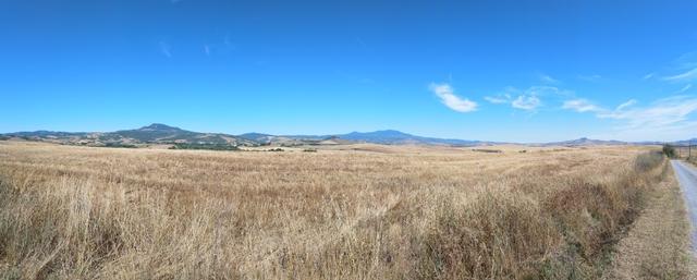 schönes Breitbildfoto mit Blick zum Monte Amiata. Bei Breitbildfotos nach dem anklicken, immer noch auf Vollgrösse klicken