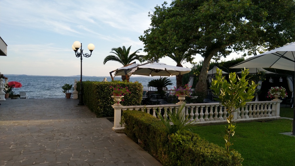 das Hotel Lido Beach & Palace direkt am See gelegen