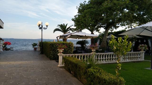 das Hotel Lido Beach & Palace direkt am See gelegen