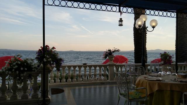 auf dieser sehr schönen Terrasse mit traumhafter Aussicht, haben wir das sehr gute Nachtessen genossen