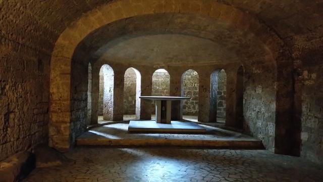 ...das heilige Land nicht erreichen konnten, symbolisierte die Krypta das Heilige Grab des Erlösers in Jerusalem