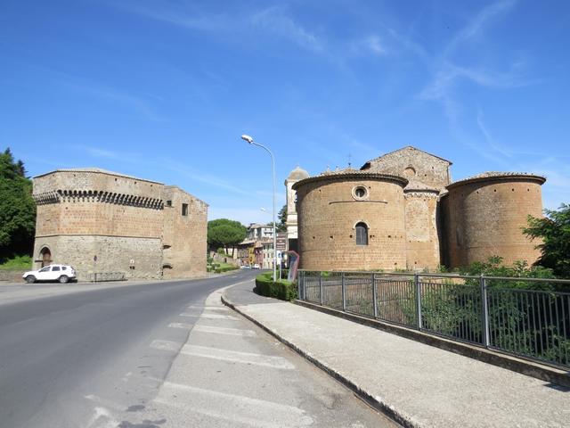 Blick zurück zum alten Stadttor von Acquapendente