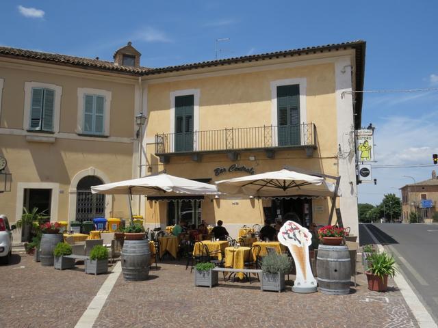 beim schönen Dorfplatz von San Lorenzo Nuovo, legen wir in der Bar Centrale...