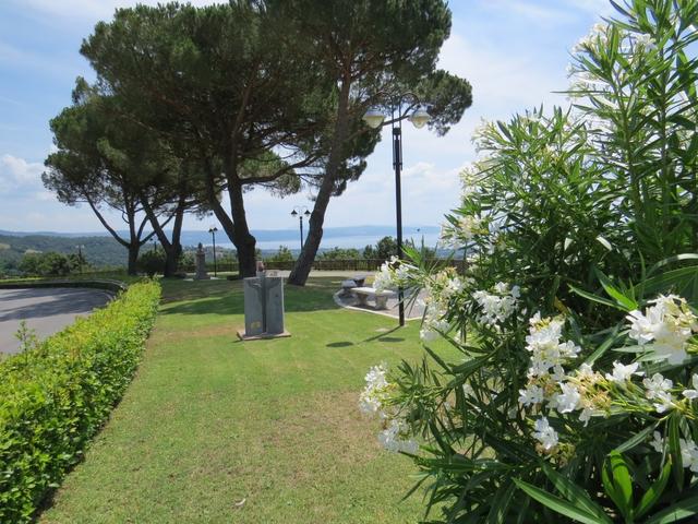 am Dorfrand von San Lorenzo Nuovo erreichen wir eine blumenreiche Parkanlage