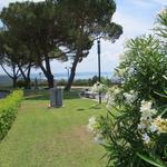 am Dorfrand von San Lorenzo Nuovo erreichen wir eine blumenreiche Parkanlage