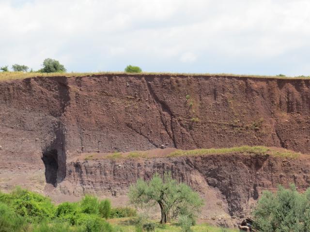 riesige Ablagerungen von Tuffstein sind ersichtlich