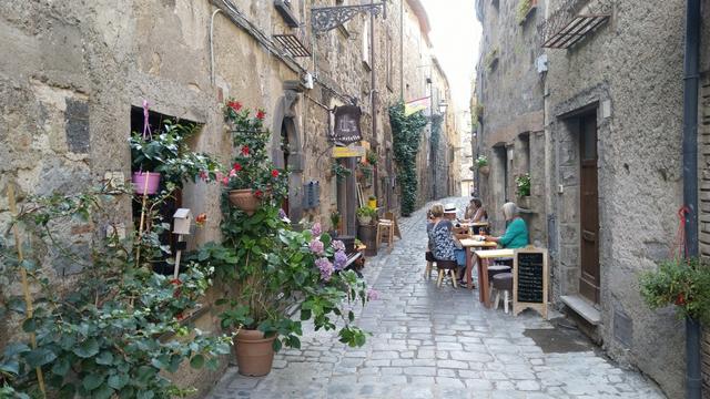 ...schmiegen sich die Häuser der oberen Altstadt von Bolsena