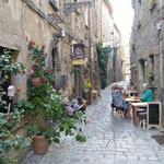 ...schmiegen sich die Häuser der oberen Altstadt von Bolsena