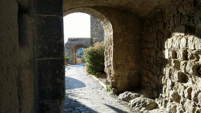 wir verlassen die obere Altstadt, und laufen an der Burgmauer entlang