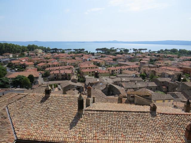 von hier oben hat man einen schönen Ausblick auf Bolsena mit See