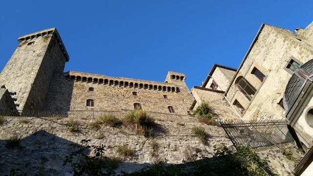 Blick hinauf zur Burg