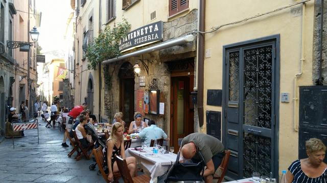 in der Altstadt reiht sich ein Restaurant an dem anderen