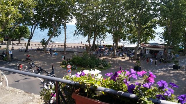 Blick von der Hotelterrasse auf den Strand des Lago di Bolsena