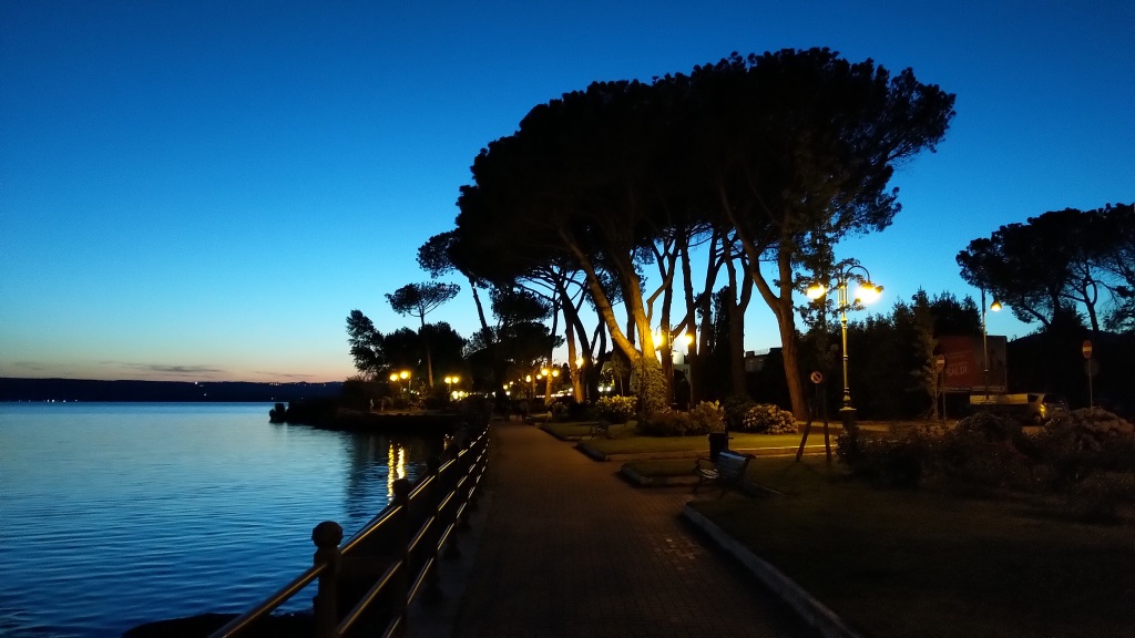 am Strand des Lago di Bolsena entlang...