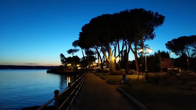 am Strand des Lago di Bolsena entlang...