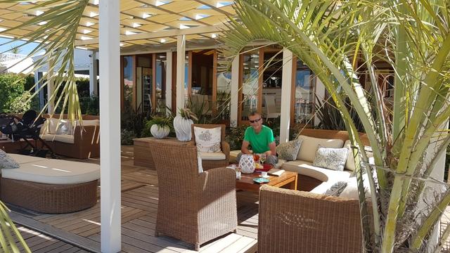 bei einer sehr schönen Strandbar, geniessen wir den ersten Aperitivo