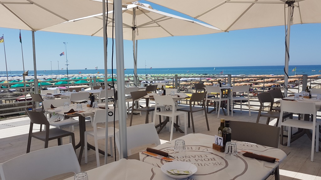 auf der oberen Terrasse von einem Restaurant mit Blick aufs Meer, geniessen wir das Mittagessen