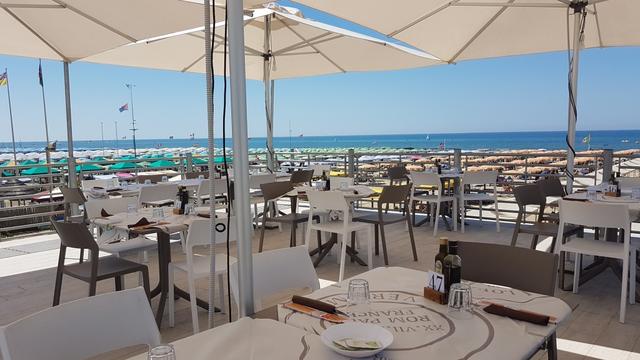 auf der oberen Terrasse von einem Restaurant mit Blick aufs Meer, geniessen wir das Mittagessen