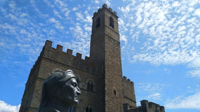 die Burg der Grafen Guidi mit Statue von Dante